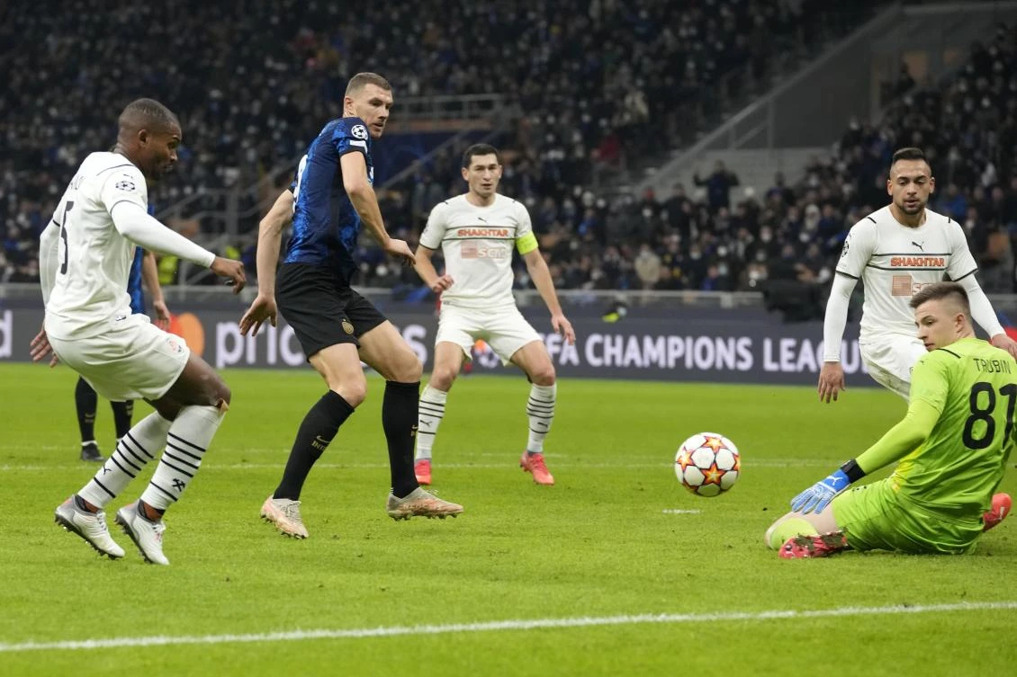 Džeko nets 2 to put Inter on brink of CL knockout stage