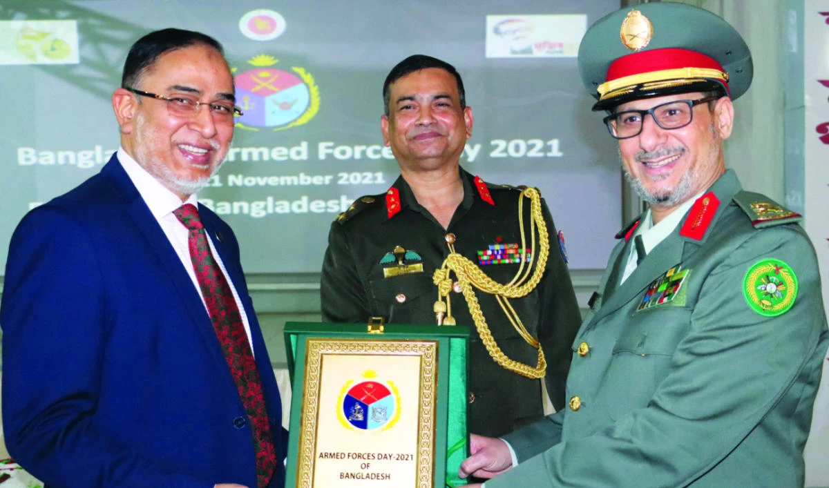 Dr. Mohammad Javed Patwary hands over a memento to Maj. Gen. Daifullah Al-Garni from the Saudi Ministry of Defense. (Supplied)