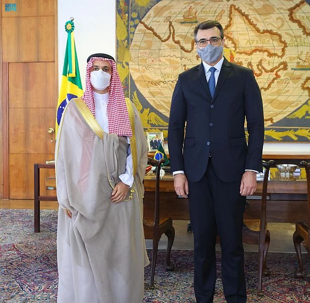Saudi Arabia’s Foreign Minister Prince Faisal bin Farhan meets his Brazilian counterpart Carlos Alberto Franca. (SPA)