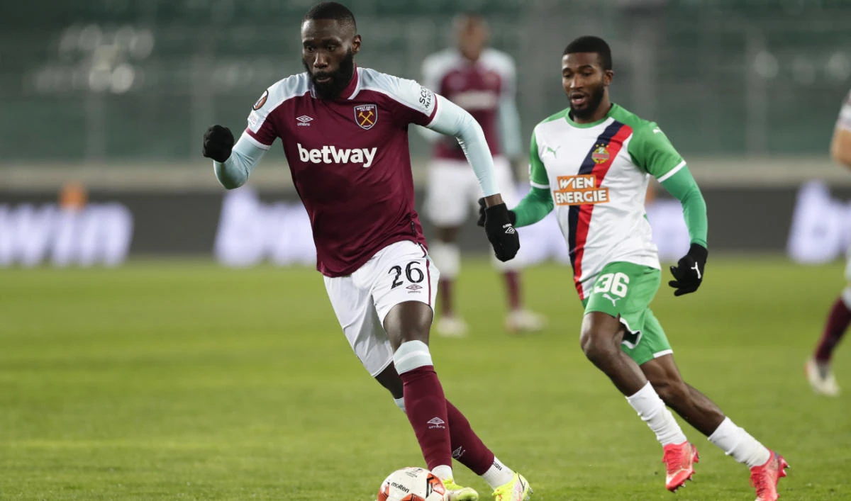 West Ham's Arthur Masuaku, left, controls the ball by Rapid Wien's Kelvin Arase during the Europa League group H soccer match between Rapid Wien and West Ham United. (AP)
