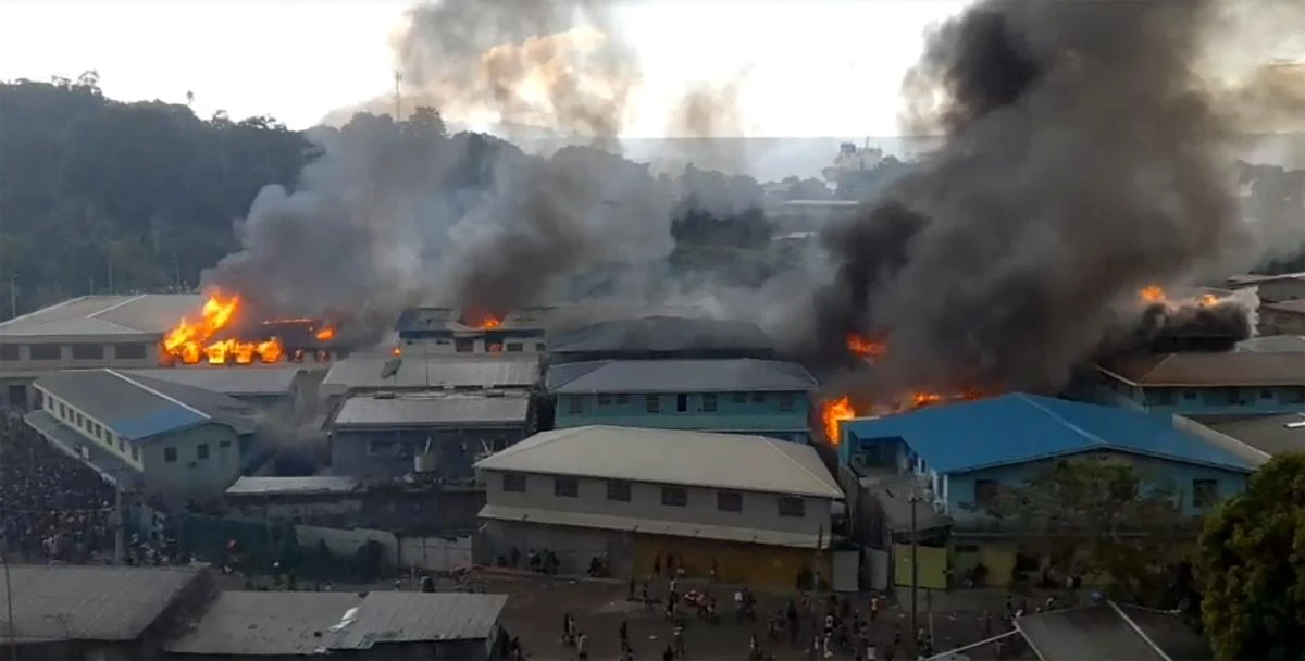 The prime minister of the Solomon Islands vowed to defy pressure to resign, saying violence that swept the capital had been orchestrated by a few people with "evil intention" to topple him. (AFP)
