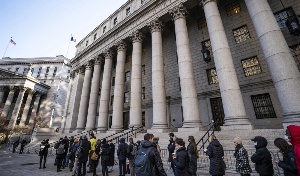 A line of people, mostly journalists, wait to enter the courthouse for the start of the Ghislaine Maxwell trial in New York, Monday, Nov. 29, 2021. (AP)
