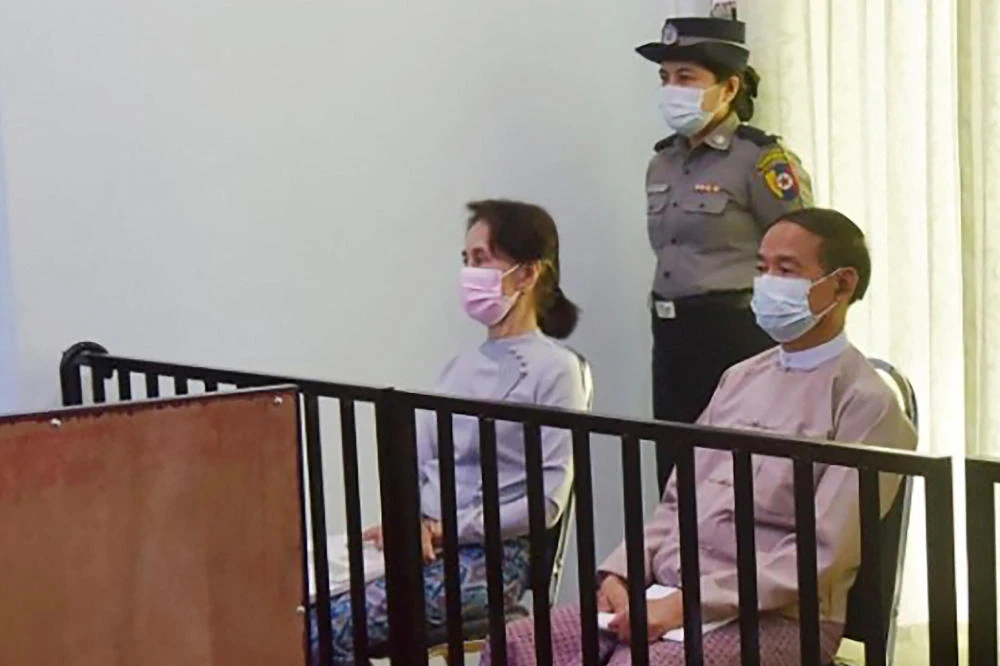 Detained civilian leader Aung San Suu Kyi (L) and detained president Win Myint (R) during their first court appearance in Naypyidaw. (AFP file photo)
