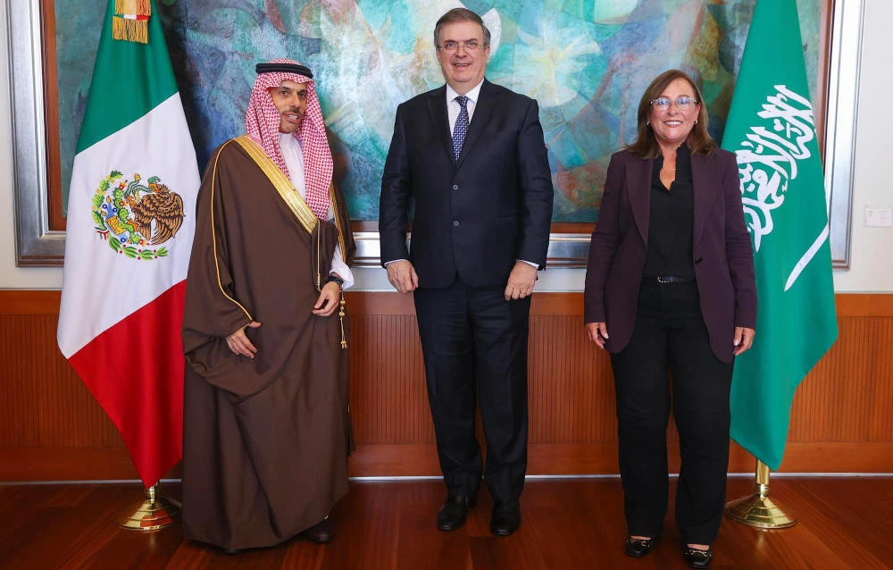 Prince Faisal bin Farhan meets with Mexican foreign minister Marcelo Ebrard and Energy Secretary Rocío Nahle in Mexico City. (SPA)