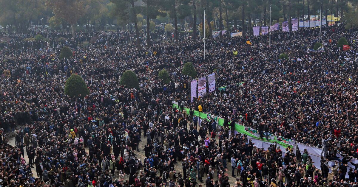 Iranians protest over water shortages in Isfahan, Nov. 19, 2021. (Getty Images)