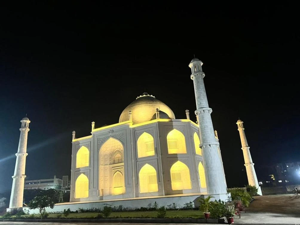 Indian man builds one-third sized Taj Mahal replica for wife