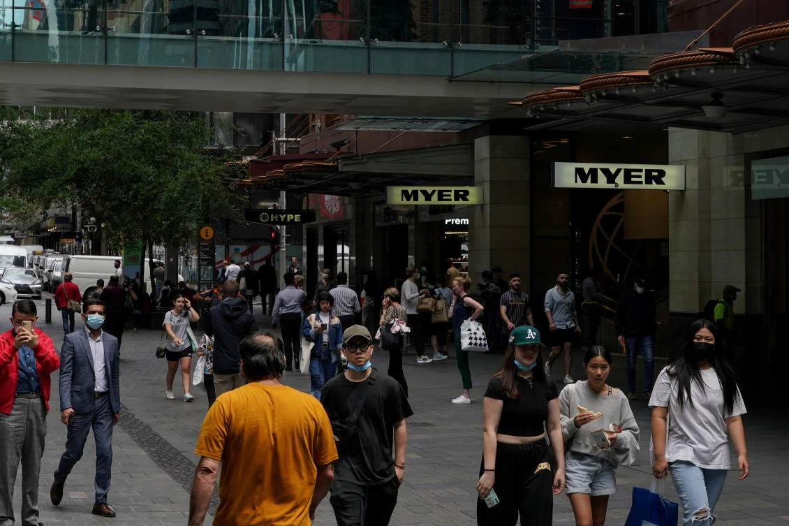 Pedestrians walk through a shopping plaza in the city centre, as the state of New South Wales surpasses the 90 percent double-dose coronavirus disease vaccination target for those aged 16 and over, in Sydney, Australia, No. 9, 2021. (File/Reuters)