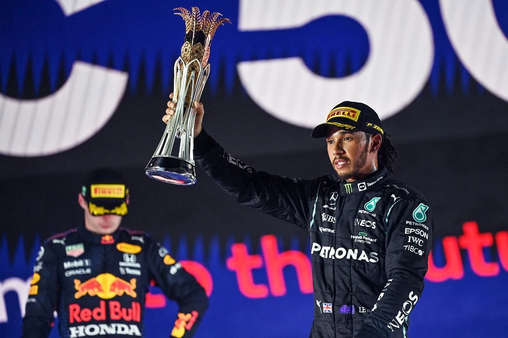 Lewis Hamilton keeps title dream alive with victory in thrilling, stop-start Saudi Arabian Grand Prix