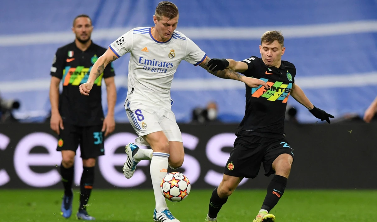 Real Madrid's German midfielder Toni Kroos (L) is challenged by Inter Milan's Italian midfielder Nicolo Barella during the UEFA Champions League first round match in Madrid on December 7, 2021. (AFP)