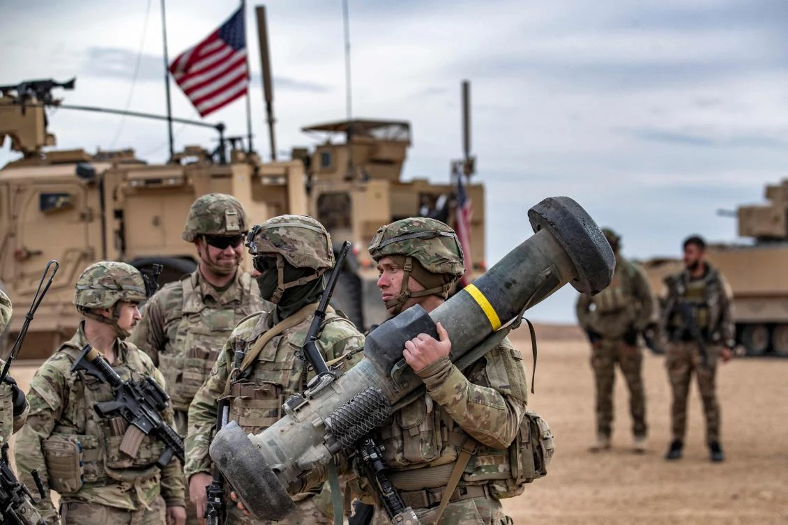 A US soldier carries a javelin launcher during a military exercise between the Syrian Democratic Forces and the US-led international coalition against the Daesh group, in the countryside of Deir Ezzor in northeastern Syria on Dec. 7, 2021. (AFP)