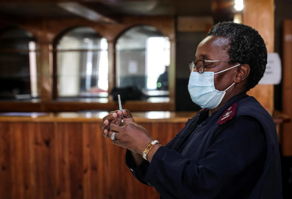 A health care worker prepares a dose of the Pfizer coronavirus disease (COVID-19) vaccine, amidst the spread of the SARS-CoV-2 variant omicron, in Johannesburg, South Africa, December 9, 2021. REUTERS/ Sumaya Hisham