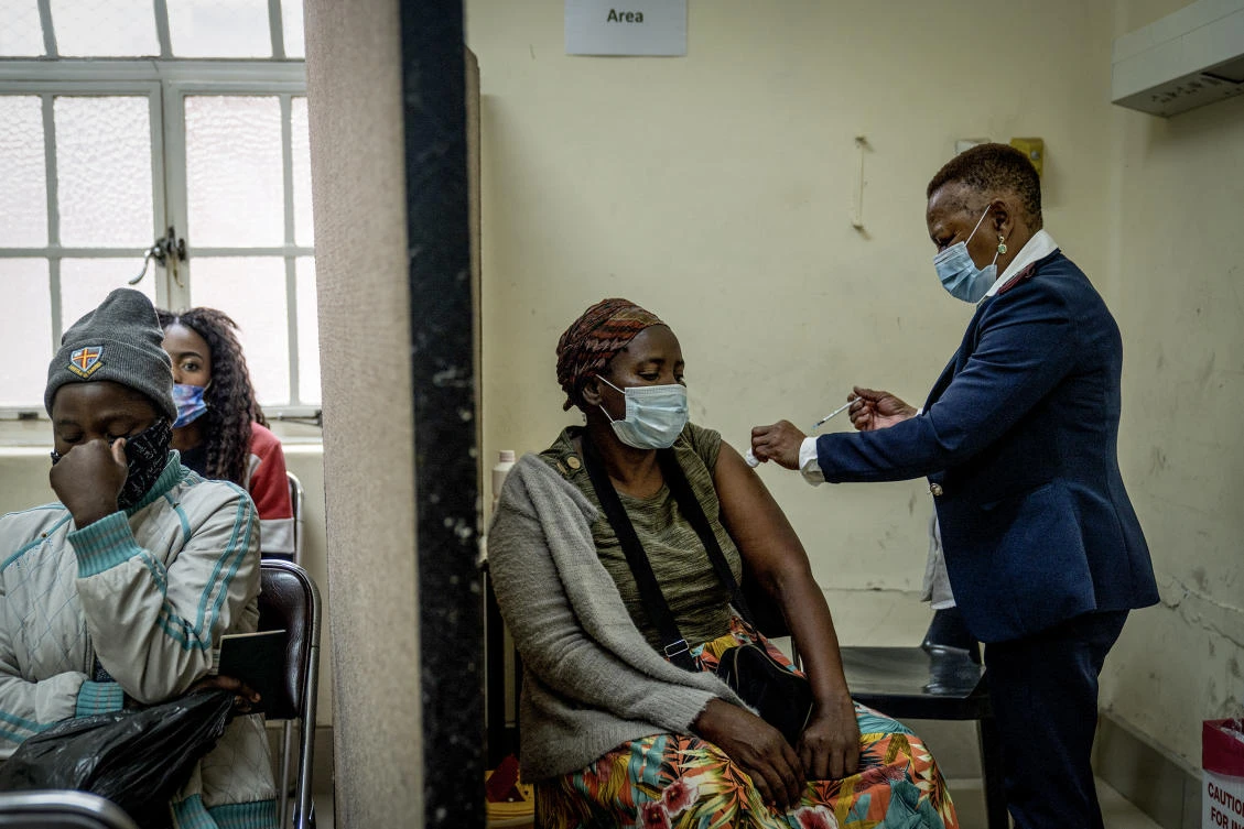 South African doctors say the rapid increase in COVID-19 cases attributed to the new omicron variant is resulting in mostly mild symptoms. (AP)