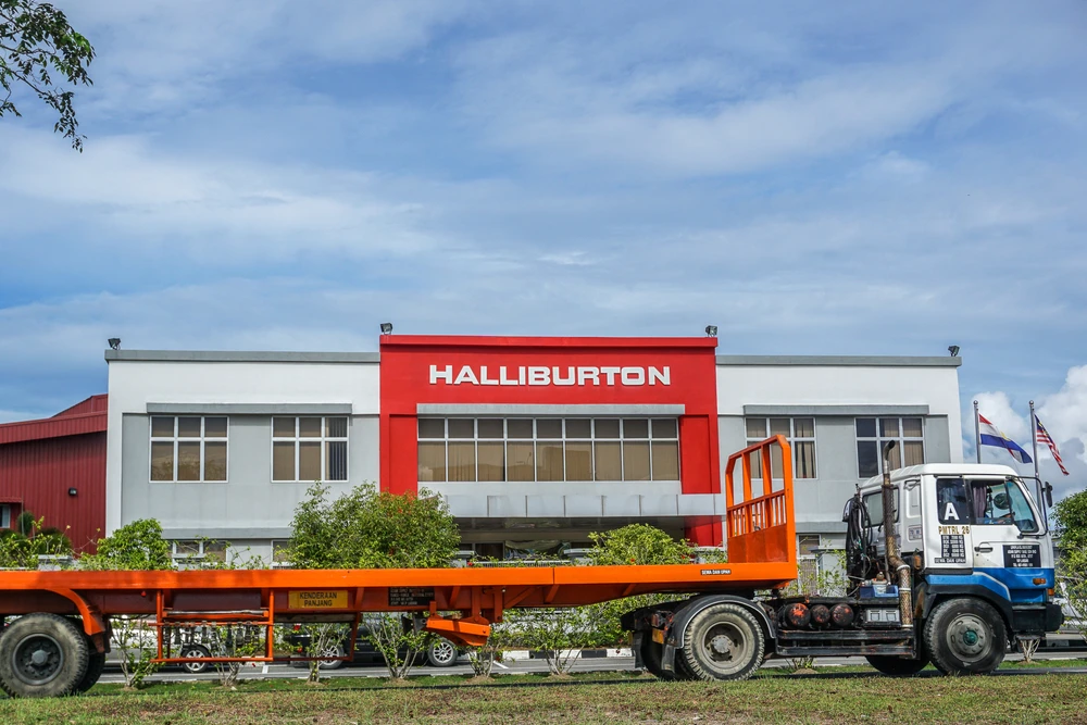 Halliburton considers a stake in Iraq oil field from Exxon
