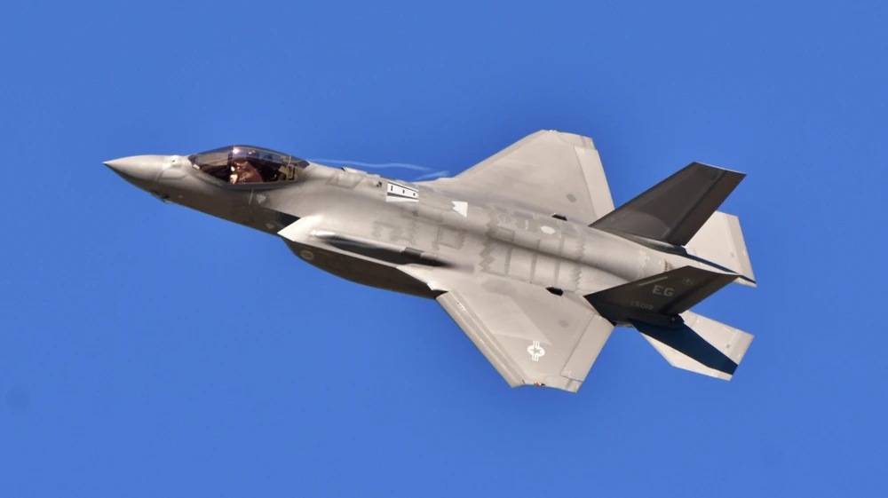 A US Air Force F-35 Joint Strike Fighter (Lightning II) jet flying. Shutterstock.