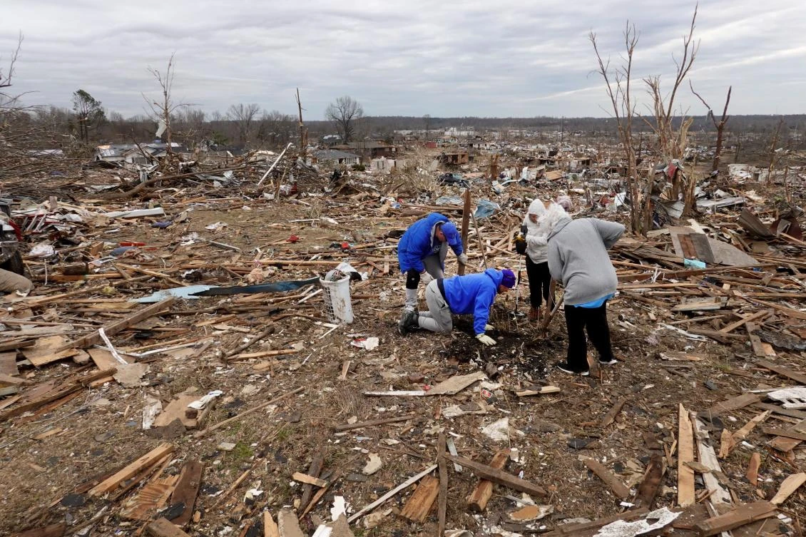 Towns in mourning while digging out from deadly US tornadoes