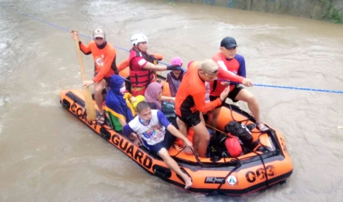 Philippine Coast Guard personnel assist in the evacuation of residents due to flooding caused by Typhoon Rai in Cagayan De Oro City, southern Philippines. (Reuters)