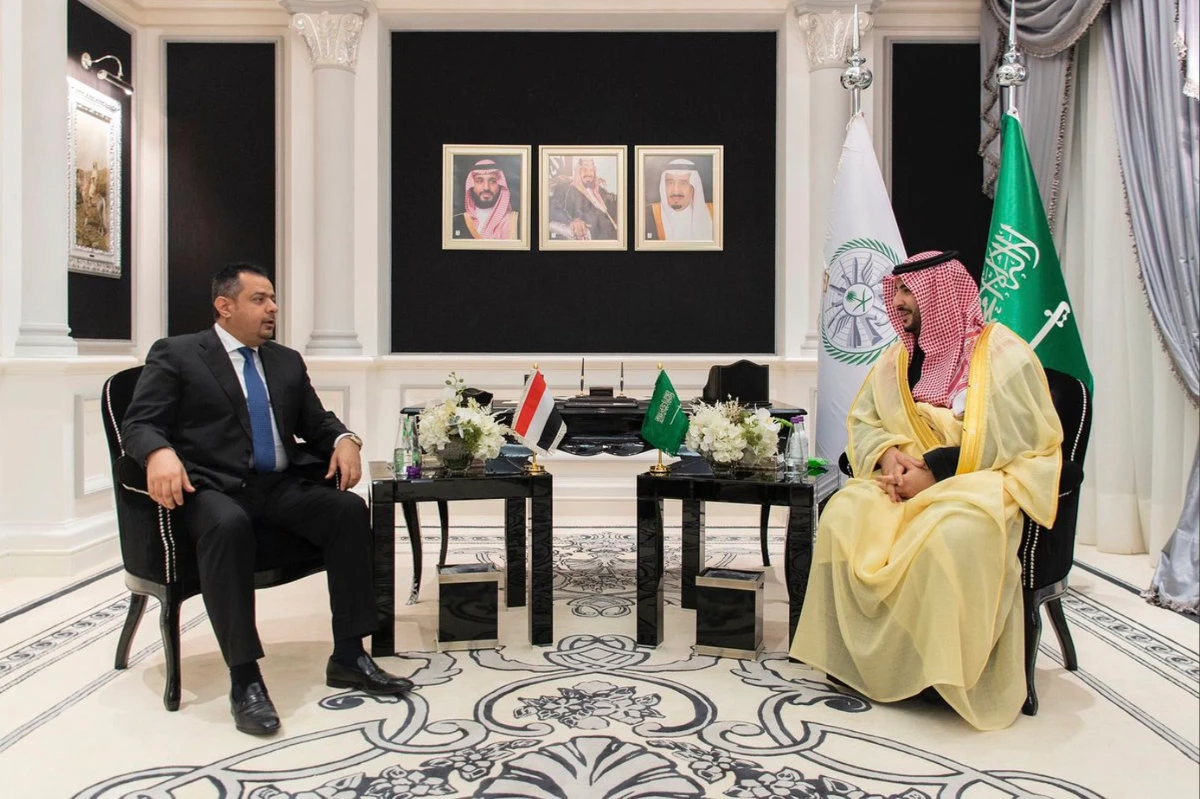 Prince Khalid bin Salman bin Abdulaziz meets with Yemen Prime Minister Mueen Abdul-Malik Saeed in Riyadh on Sunday. (SPA photo)