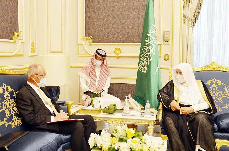 Dr. Abdullah bin Mohammed Al-Asheikh meets Iwai Fumio in Riyadh. (SPA)