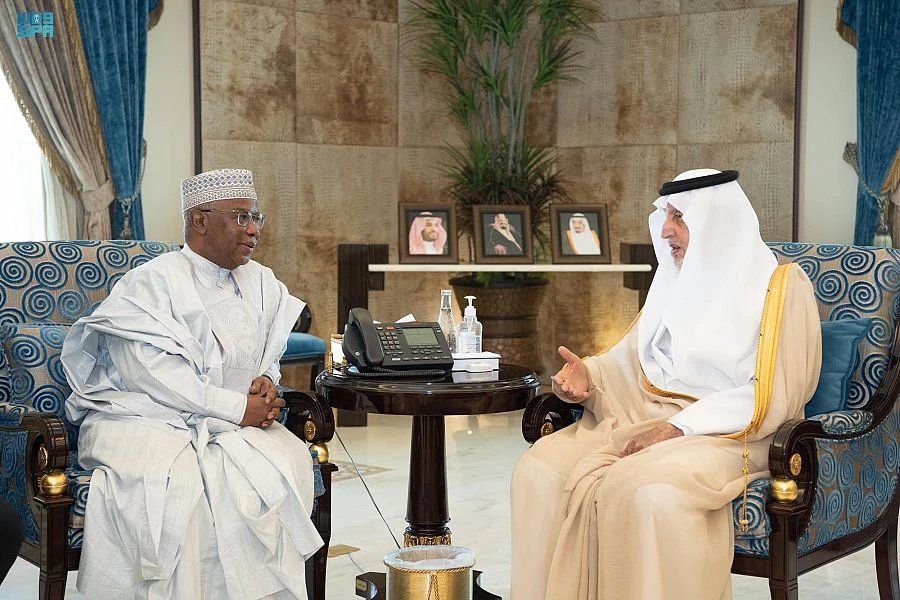 Makkah governor meets OIC chief in Jeddah
