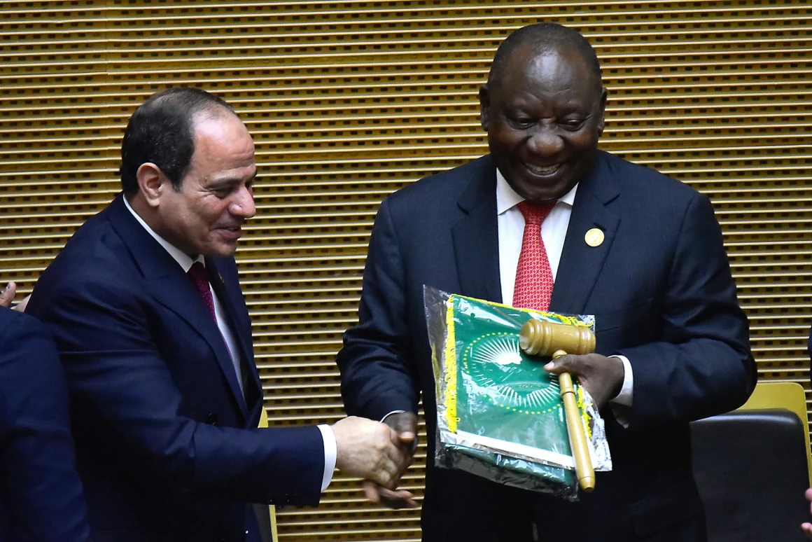The outgoing chair of the African Union Abdel Fattah El-Sisi hands over the chairmanship to South African President Cyril Ramaphosa at the African Union’s HQ in Addis Ababa, Ethiopia, Feb. 9, 2020. (AFP)