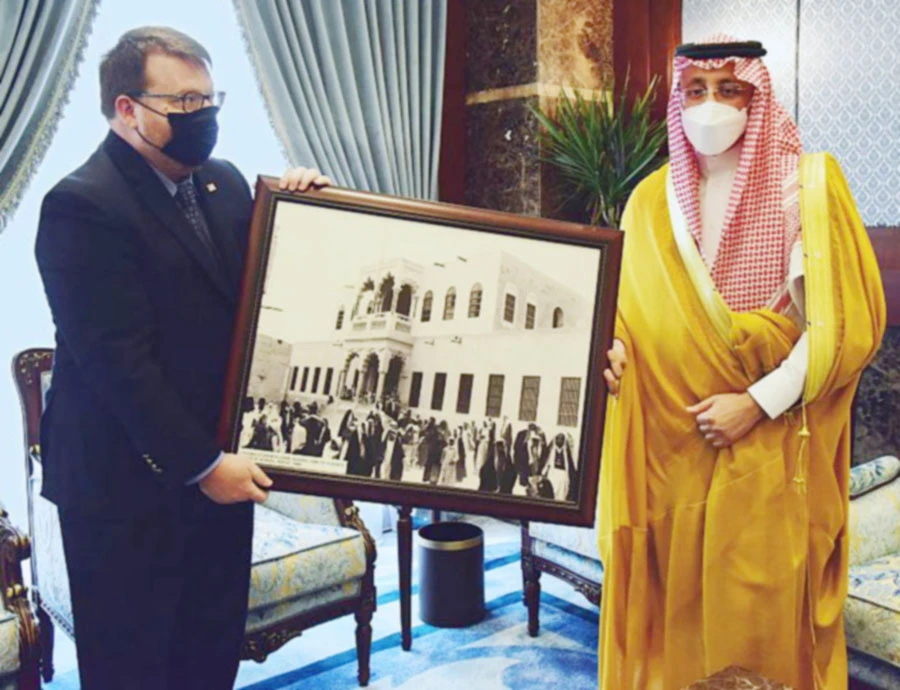 Al-Ahsa Gov. Prince Badr bin Mohammed meets US CG David Edginton. (SPA)
