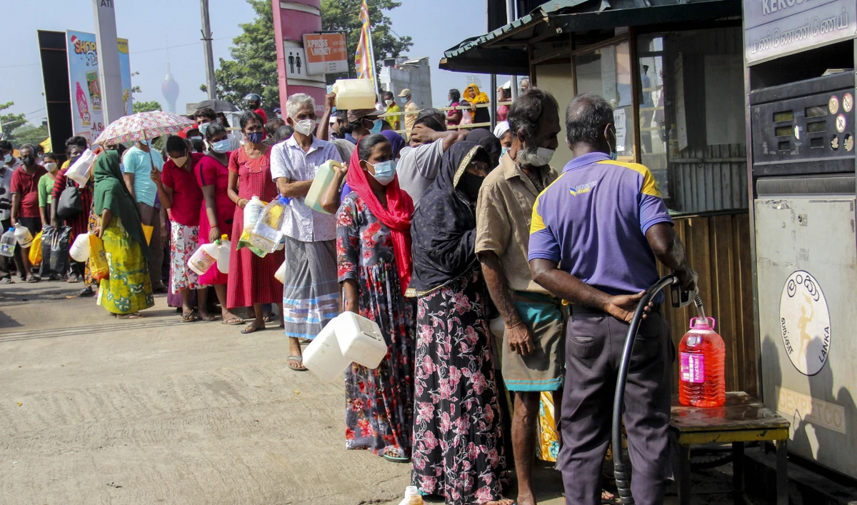 People stand in a queue to buy kerosene in Colombo on December 23, 2021. (AFP)
