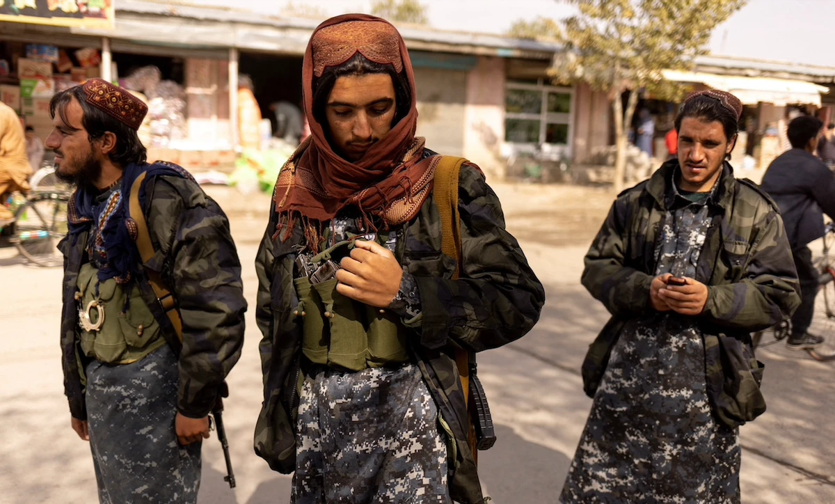 Taliban members from Maidan Wardak Province stand at a checkpoint in Kabul, Afghanistan. (File/Reuters)