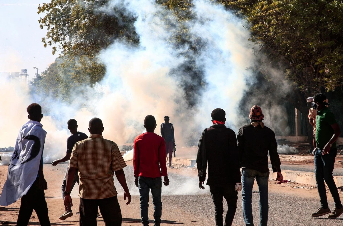 Sudan forces fire tear gas as protesters head to presidential palace