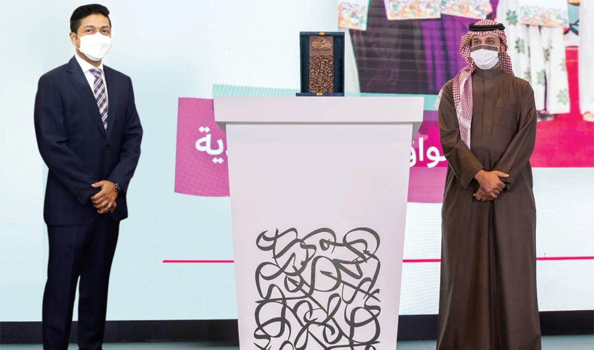 Assistant Minister of Culture Hamed bin Mohammed Fayez presented a memento of recognition on behalf of Saudi Minister of Culture Prince Badr bin Abdullah bin Farhan to Shehim Mohammed, director of Saudi Arabia LuLu Hypermarket.