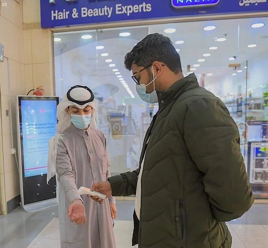 Consumers must scan a barcode through the ‘Tawakkalna’ app before entering commercial centers and complexes throughout Saudi Arabia. (File/SPA)