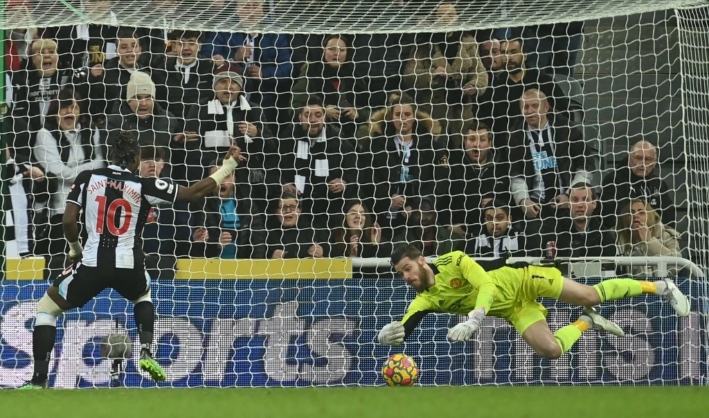 Manchester United’s goalkeeper David de Gea saves a shot from Newcastle United’s midfielder Allan Saint-Maximin during the English Premier League match on Dec. 27, 2021. (AFP)