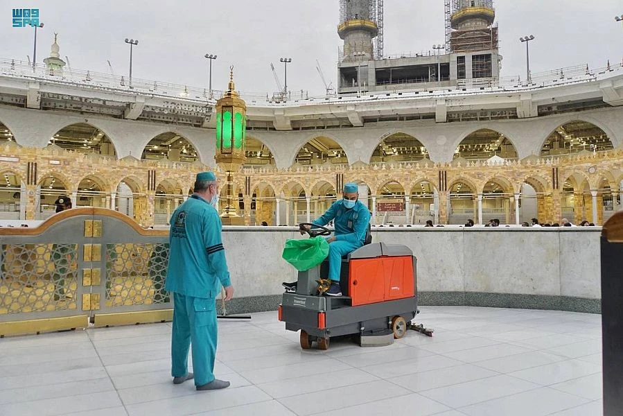 Saudi authorities intensify efforts to drain Grand Mosque in Makkah after heavy rain