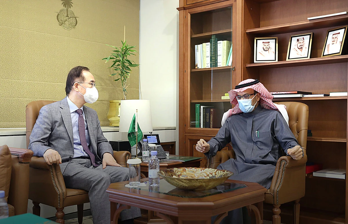 South Korean Ambassador Park Joon-yong (left) meeting with Saudi Deputy Minister for Political and Economic Affairs Eid Al-Thaqafi on Tuesday. (SPA)