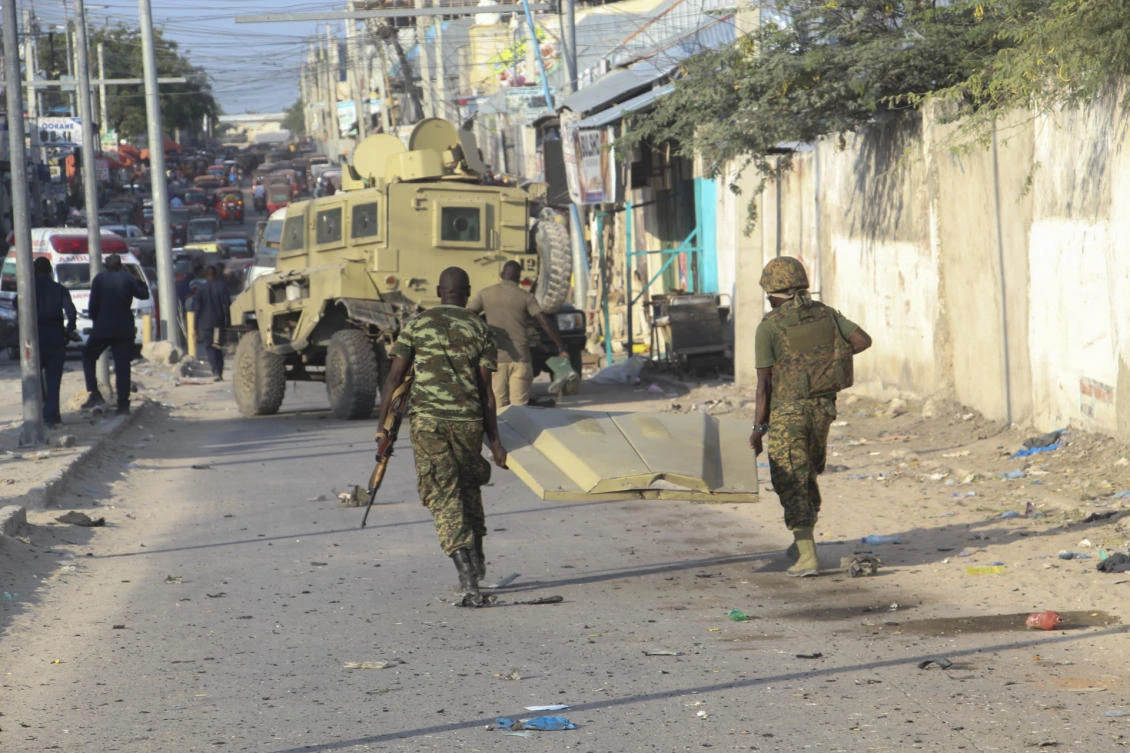 Police and residents in Balad, 30 kilometers north of Mogadishu, said the Al-Qaeda-linked group’s fighters attacked and overran government forces guarding a bridge at the town’s entrance early in the morning. (File/AFP)