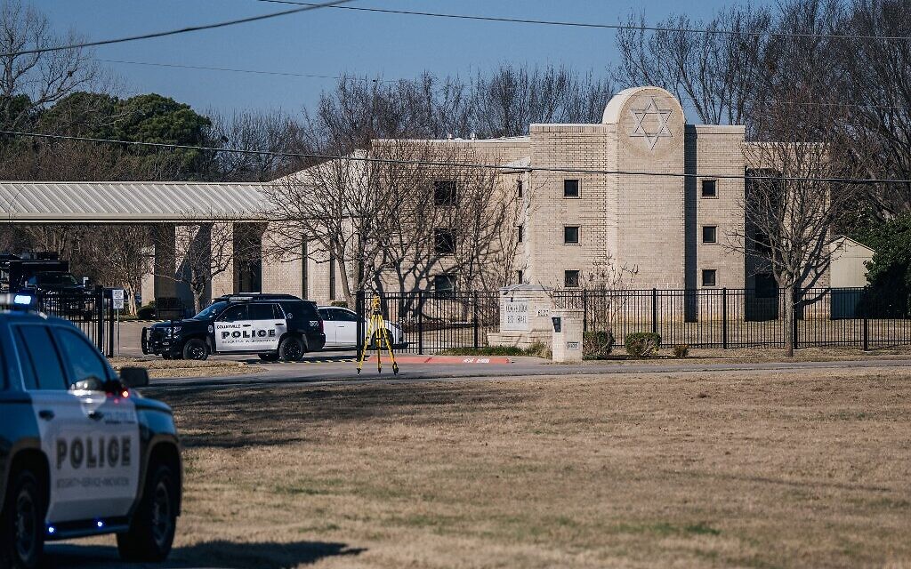 Law enforcement vehicles in front of the Congregation Beth Israel synagogue, Colleyville, Texas, Jan. 16, 2022. (AFP)