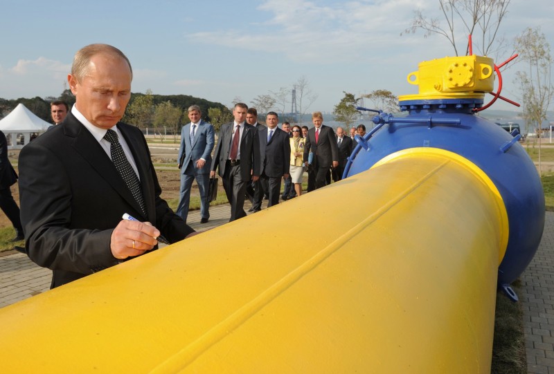 Vladimir Putin signs a natural gas pipeline, Vladivostok, Russia, Sept. 8, 2011. (AFP)
