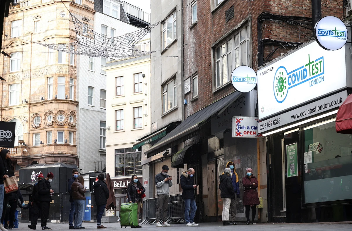 People queue outside a private COVID-19 testing facility, amid the coronavirus outbreak, in central London, Britain, January 2, 2022. (Reuters)