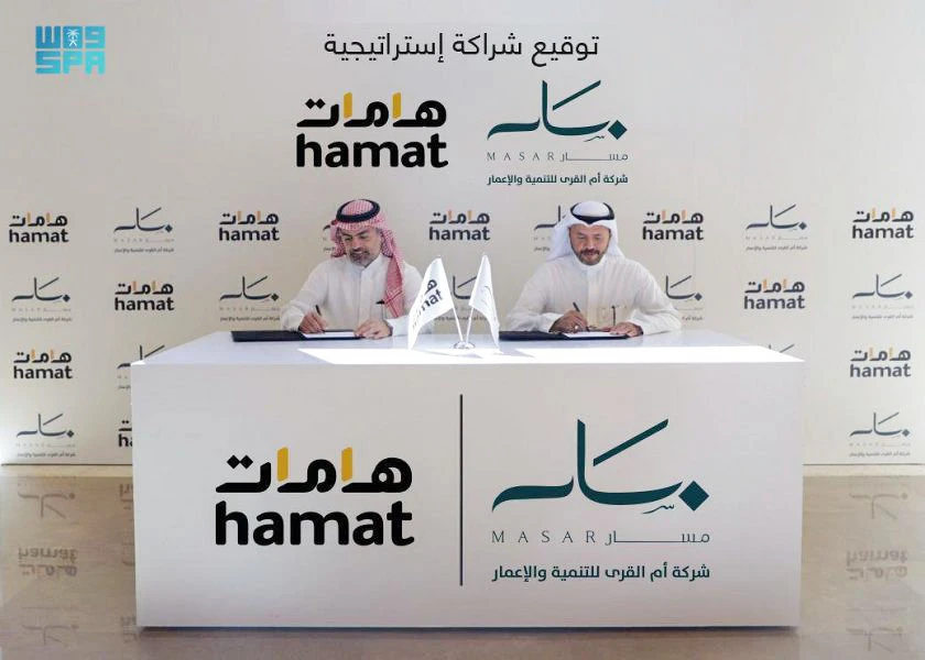 Hamat Holding’s chairman Saleh Al-Habib (left) and Yasser Abu Atiq, CEO of Umm Al-Qura for Development and Construction, signing the agreement on Monday. (SPA)