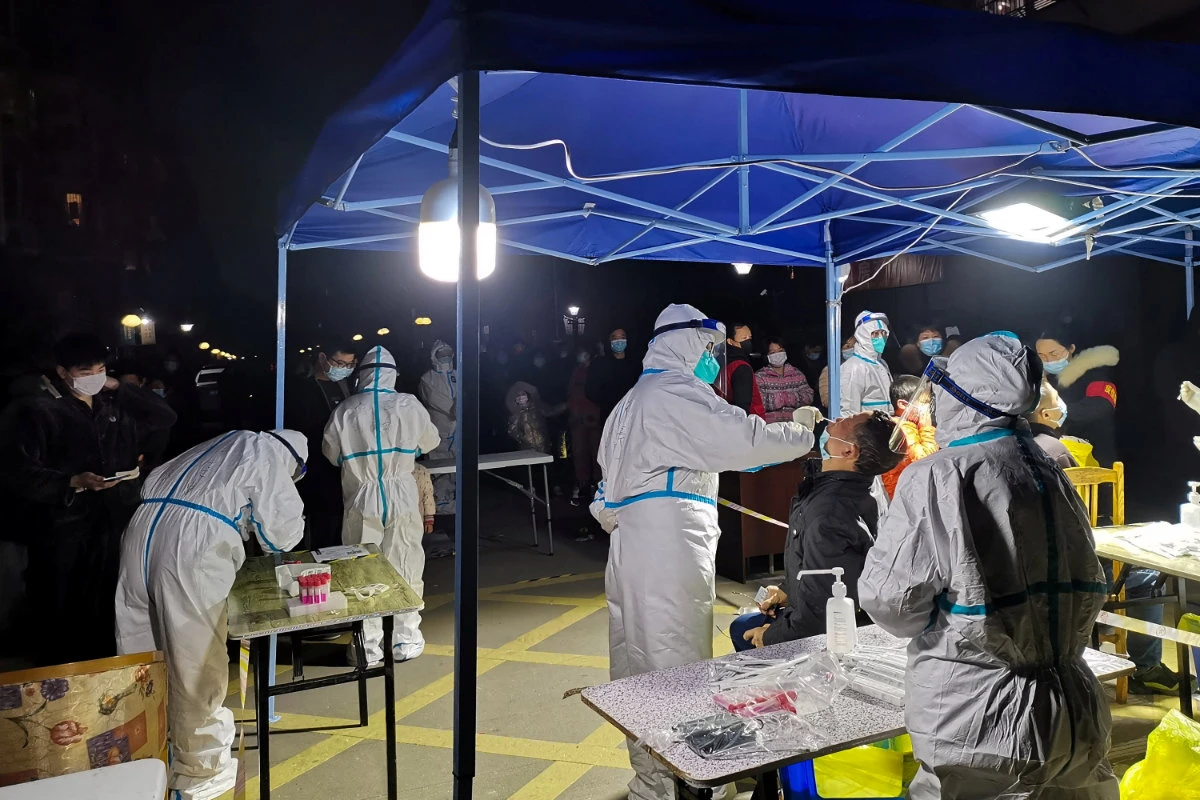 People line up for nucleic acid testing at a residential compound following new cases of COVID-19 in Ningbo's Beilun district, Zhejiang province, China, on Jan. 2, 2022. (cnsphoto via REUTERS)