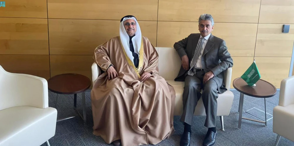 Saudi permanent representative to the Arab League, Abdulrahman bin Saeed Al-Jumaa meets Adel bin Abdulrahman Al-Asoomi. (SPA)