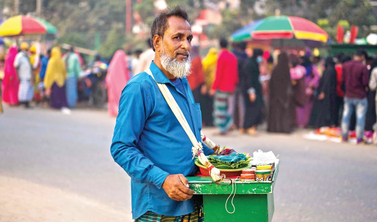 A vendor selling ‘Paan,’ a preparation combining betel leaf with areca nut, looks for customers along a street in Dhaka. (AFP)