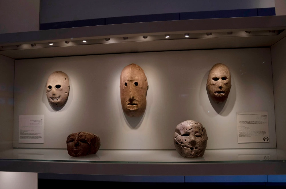 Billionaire’s looted art still on display at Israel Museum