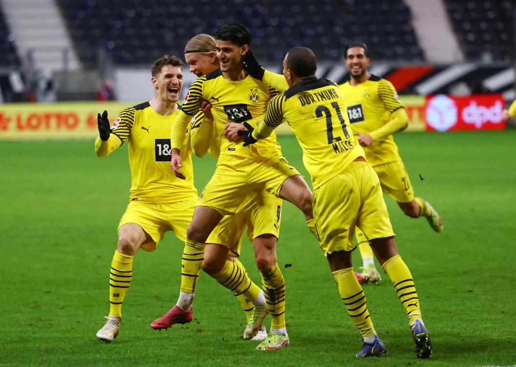 Borussia Dortmund’s Mahmoud Dahoud celebrates scoring their third goal with Erling Braut Haaland, Donyell Malen and Thomas Meunier in their Bundesliga match against Eintracht Frankfurt at Deutsche Bank Park on Saturday. (Reuters)