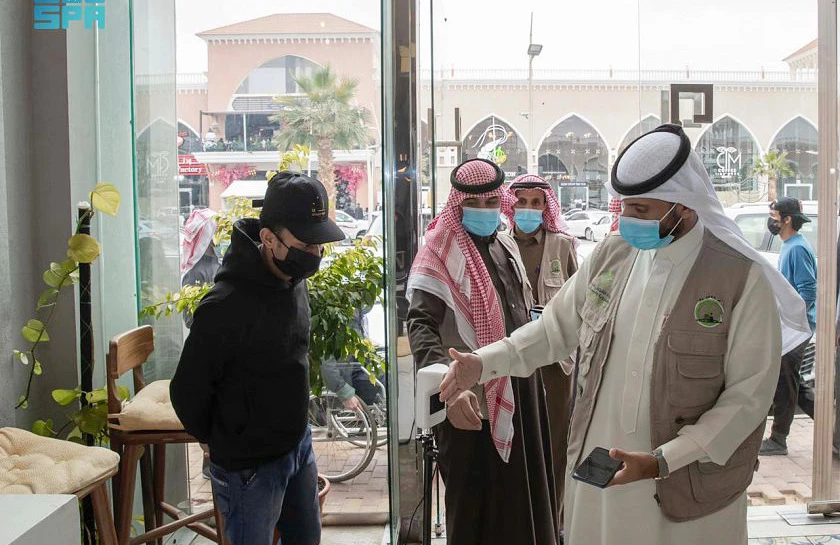 Authorities closed 22 commercial outlets for breaching protocols. (SPA)