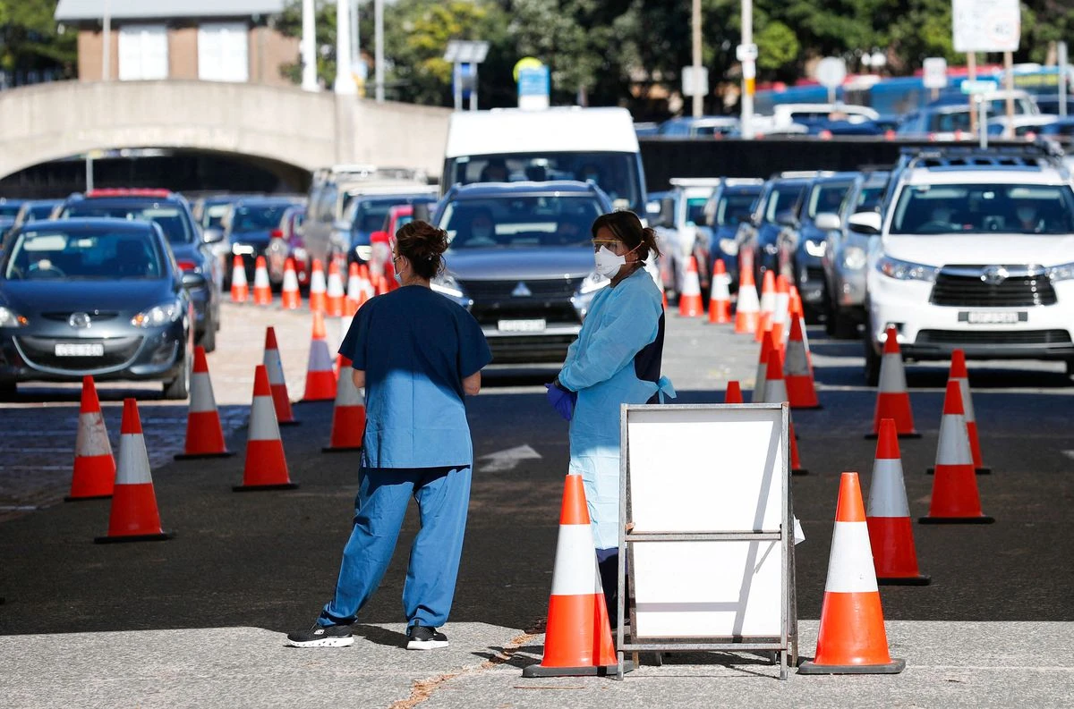 Healthcare workers wait for the next vehicle at a coronavirus disease (COVID-19) testing clinic as the Omicron coronavirus variant continues to spread in Sydney, Australia, December 30, 2021.(File/Reuters)