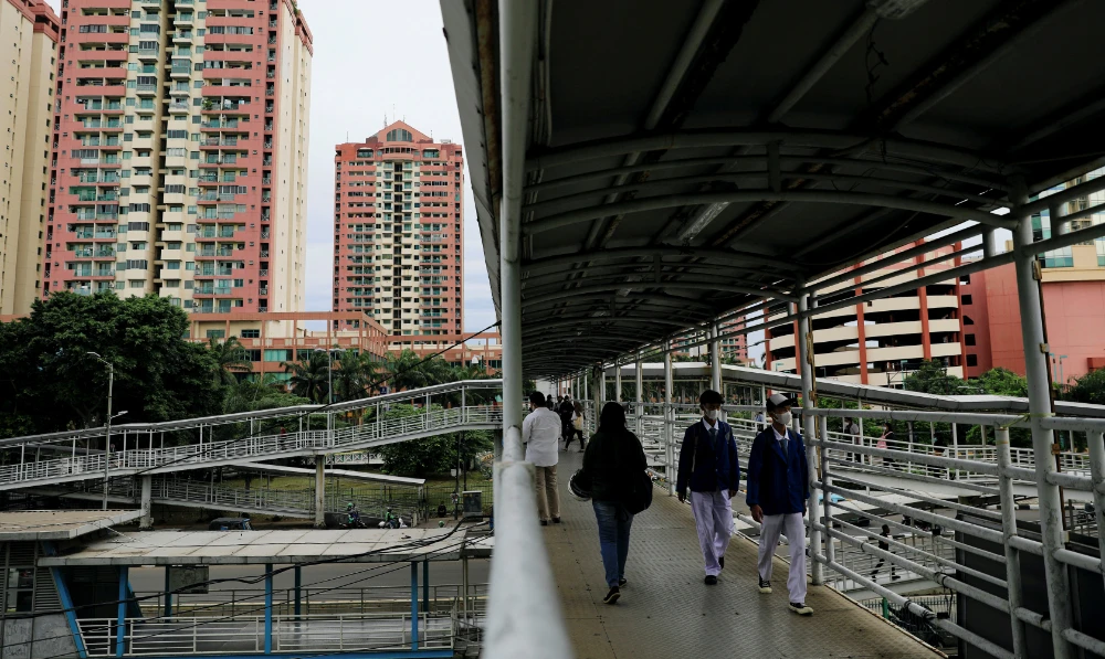 People wearing protective masks walk on a pedestrian bridge amid the spread of the Omicron variant of the coronavirus disease (COVID-19) in Jakarta, Indonesia, January 10, 2022. (Reuters)