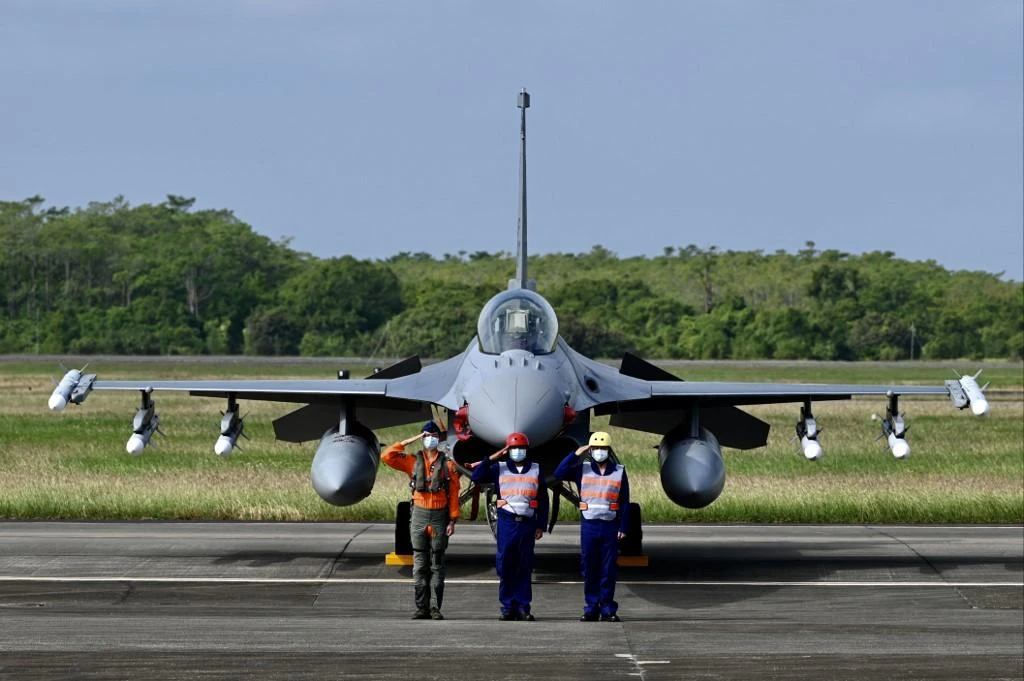 Taiwan air force staffers salute in front of an upgraded US-made F-16 V fighter during a ceremony at the Chiayi Air Force in southern Taiwan on Nov. 18, 2021. (AFP)