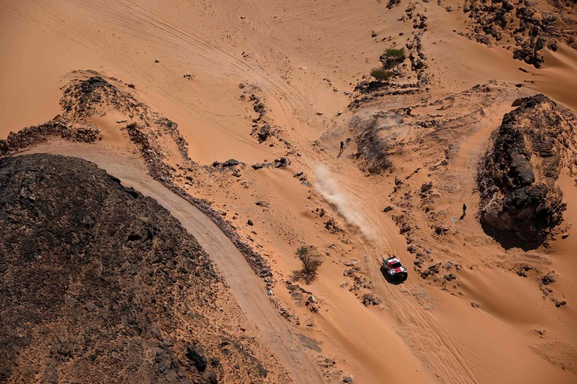 Giniel de Villiers lead Toyota 1-2-3 finish on Dakar 9th stage