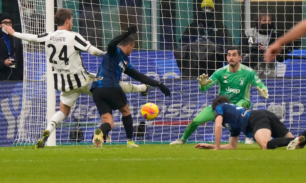 Sanchez strikes late to sink Juve and win Super Cup