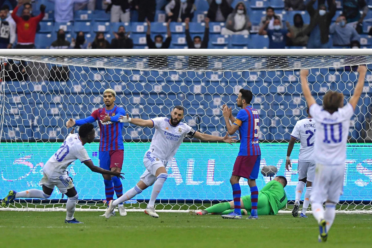 Real Madrid's French forward Karim Benzema (C) reacts after scoring against Barcelona at the King Fahad International stadium in Riyadh on Jan. 12, 2022. (Fayez Nureldine / AFP)